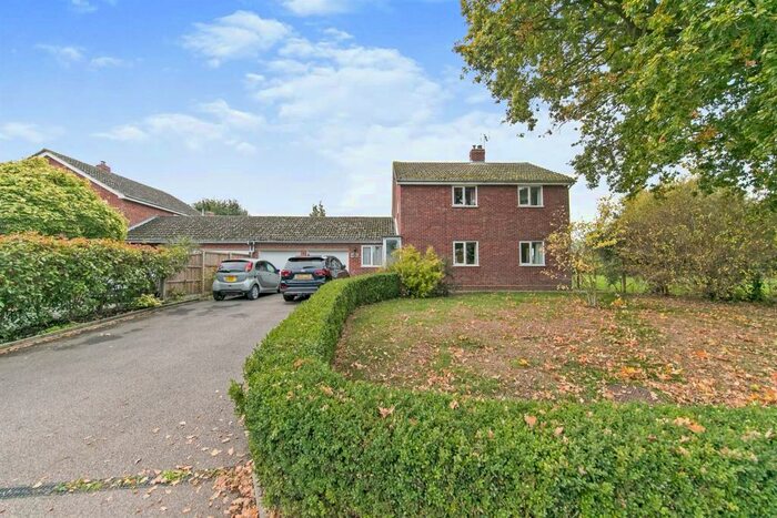 4 Bedroom Link Detached House For Sale In The Street, Burstall, Ipswich, IP8