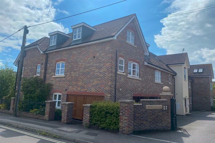 2 Bedroom Apartment To Rent In King George Avenue, Petersfield, GU32