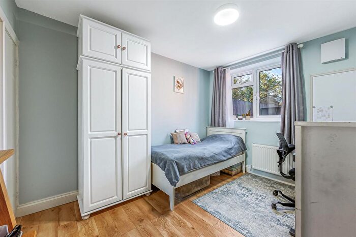 2 Bedroom Flat For Sale In Canada Road, London, W3