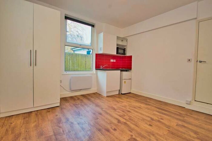 Flat To Rent In New Windsor Street, Uxbridge, UB8