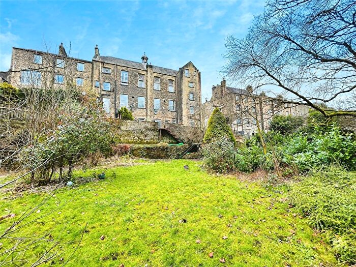 1 Bedroom Flat For Sale In Oldham Road, Sowerby Bridge, West Yorkshire, HX6