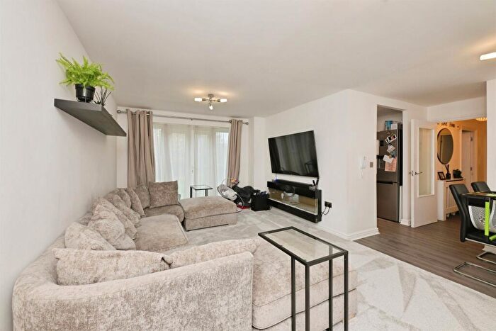 2 Bedroom Flat For Sale In Winnipeg Way, Broxbourne, EN10