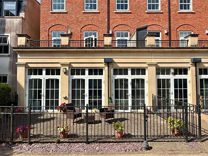 1 Bedroom Flat For Sale In West Court, Dickens Heath, Solihull, B90