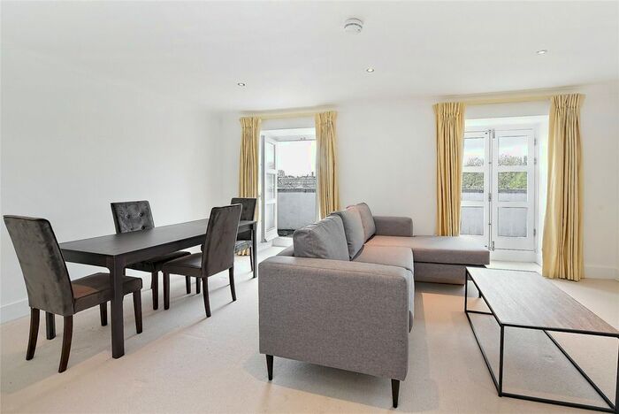 3 Bedroom Flat To Rent In Onslow Square, South Kensington, London, SW7