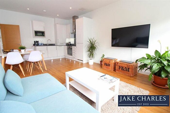 1 Bedroom Flat To Rent In Woodland Court, Soothouse Spring, St. Albans, AL3