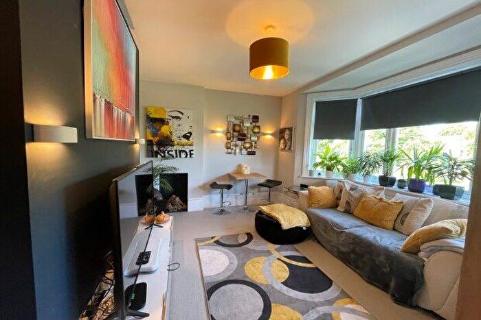 2 Bedroom Flat To Rent In Monument Green, Weybridge, KT13