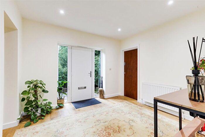 4 Bedroom Detached House For Sale In Yew Close, Nottingham, NG5