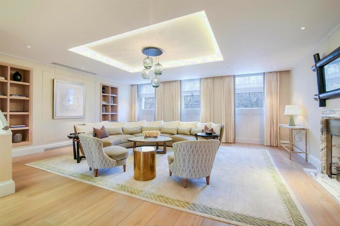 3 Bedroom Flat To Rent In Buckingham Gate, St James's, SW1E