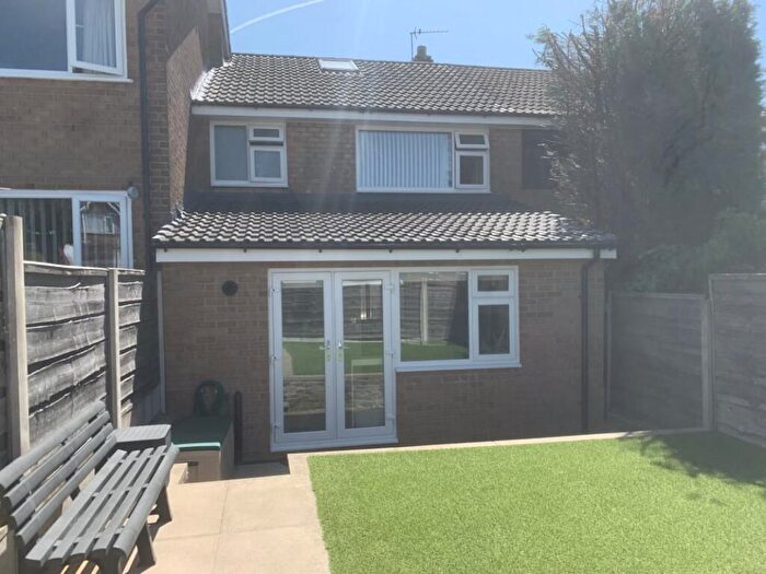 3 Bedroom Town House For Sale In Cleveland Drive, Milnrow, Rochdale, OL16