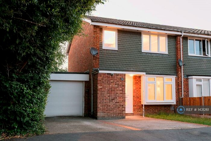 3 Bedroom Semi-Detached House To Rent In Knightswood, Bracknell, RG12