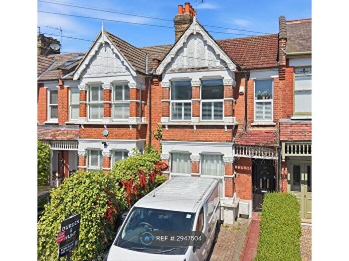 2 Bedroom Flat To Rent In Gordon Road, London, E18
