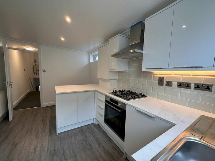 2 Bedroom Flat To Rent In Merton Road, London, SW18