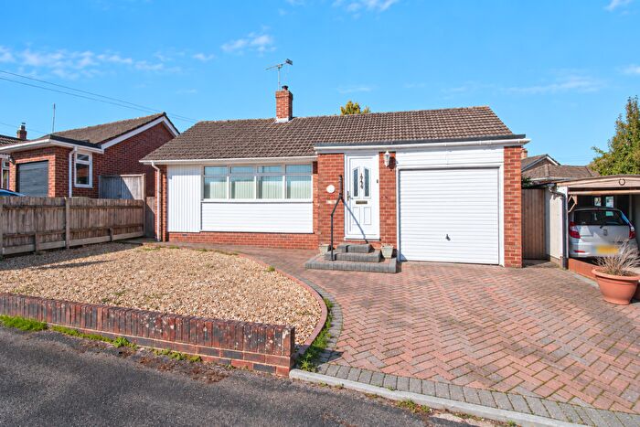 3 Bedroom Detached Bungalow For Sale In Larchfield Way, Horndean, PO8