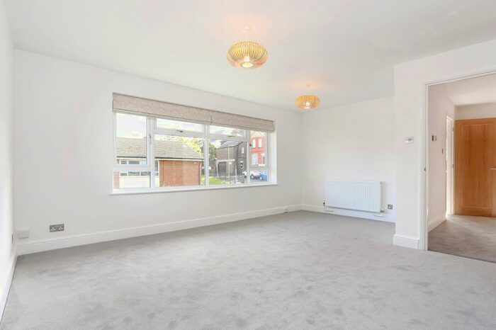 2 Bedroom Flat To Rent In Oakdene Road, Redhill, RH1