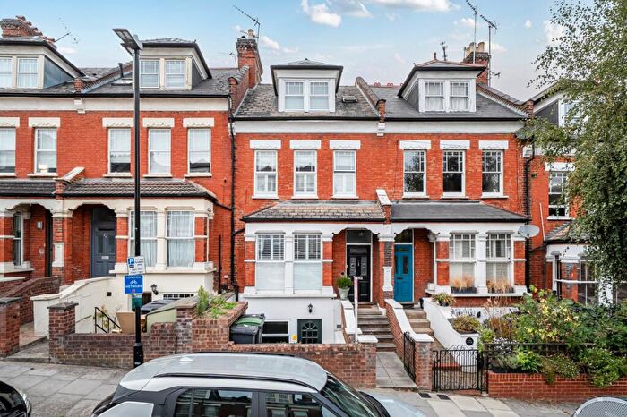 2 Bedroom Flat For Sale In Glebe Road, Crouch End, London, N8