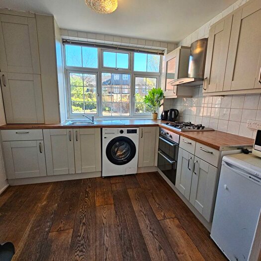 3 Bedroom Flat To Rent In Stepney Green, London, E1