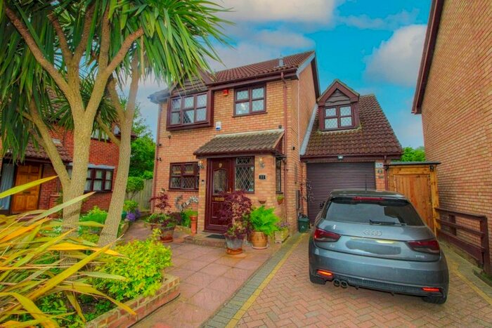 4 Bedroom Detached House To Rent In Strone Way, Yeading, Hayes, UB4