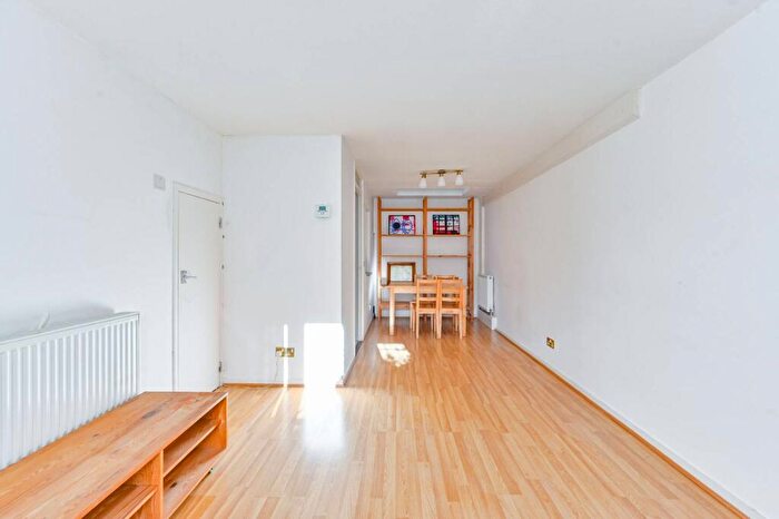 1 Bedroom Flat To Rent In Kennet Close, Battersea, London, SW11