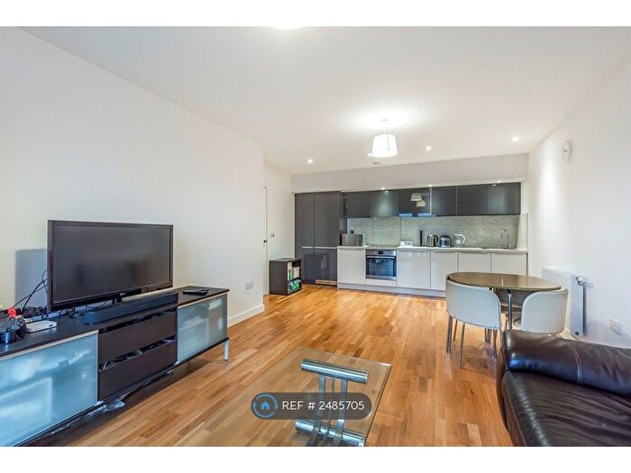 2 Bedroom Flat To Rent In Lakeside Drive, London, NW10