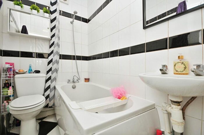 2 Bedroom Flat For Sale In Honley Road, London, SE6