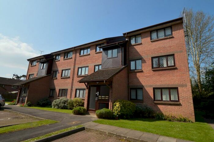 2 Bedroom Flat To Rent In Drum Mead, Petersfield, GU32