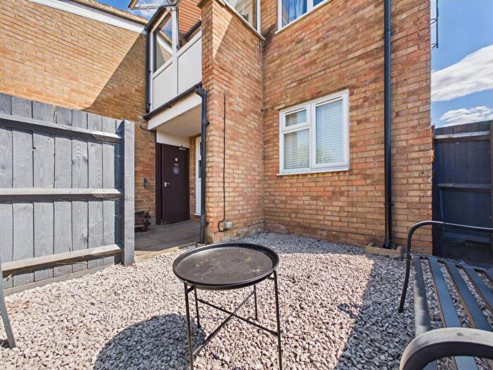 3 Bedroom Flat For Sale In Urban Way, Biggleswade, SG18