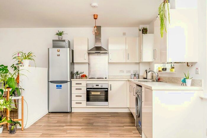 2 Bedroom Apartment To Rent In Holly Way, Leeds, West Yorkshire, LS14