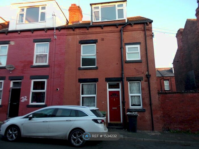 2 Bedroom End Of Terrace House To Rent In Brompton Grove, Leeds, LS11