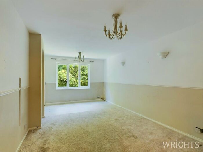 2 Bedroom Apartment For Sale In Tudor Close, Hatfield, AL10