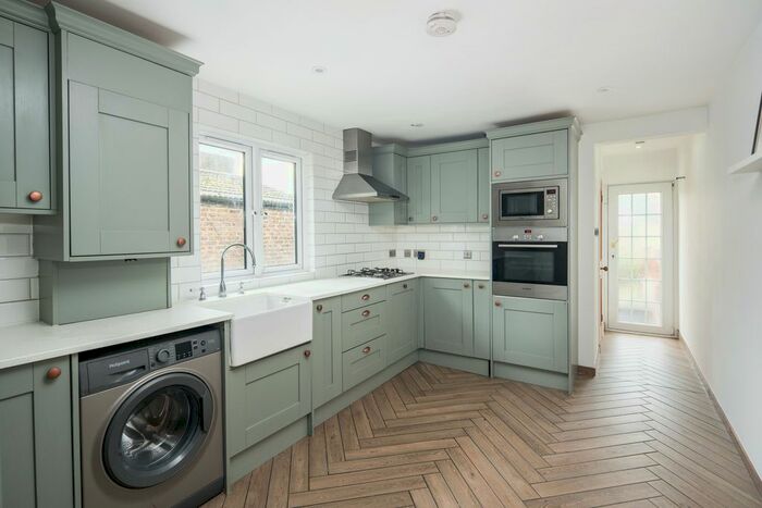 2 Bedroom Flat To Rent In Avondale Rise, London, SE15