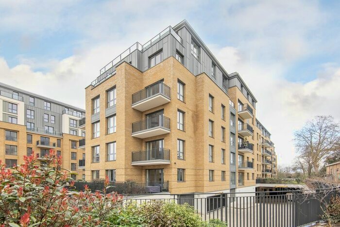 3 Bedroom Flat To Rent In Pinewood Gardens, Teddington, TW11