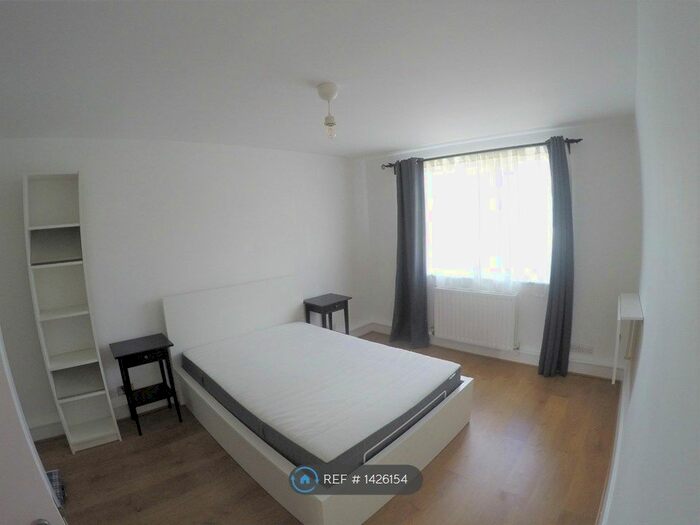 2 Bedroom Flat To Rent In Beechcroft Close - Valley Road, London, SW16