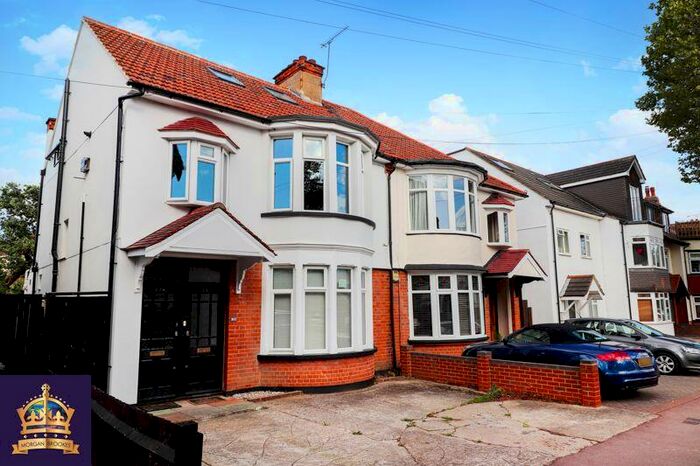 3 Bedroom Apartment To Rent In Hadleigh Road, Leigh-On-Sea, SS9