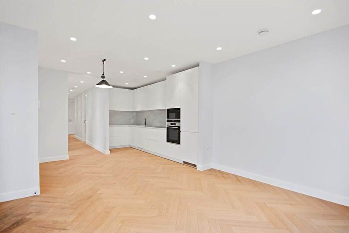 3 Bedroom Flat To Rent In Maple Path, London, E5