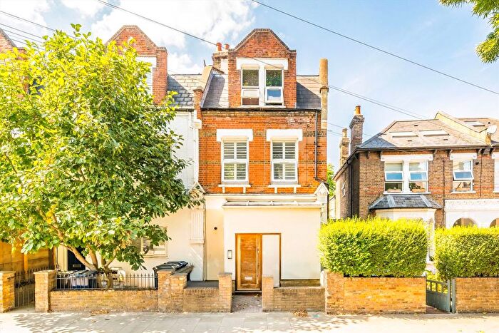 1 Bedroom Flat For Sale In Acton Lane, Chiswick, W4