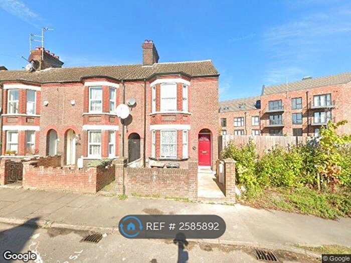 3 Bedroom End Of Terrace House To Rent In St. Peters Road, Dunstable, LU5