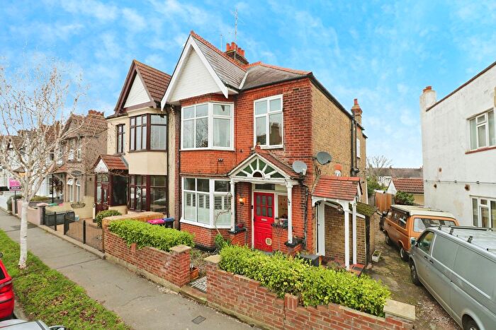 2 Bedroom Flat To Rent In Southborough Drive, Westcliff-On-Sea, SS0