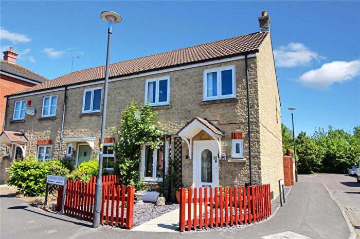 3 Bedroom End Of Terrace House For Sale In Cookham Road, Swindon, Wiltshire, SN25