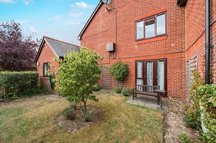 2 Bedroom Flat For Sale In Badgers Croft, Victoria Road, Mortimer Common, Reading, RG7