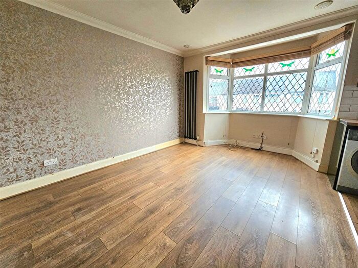 2 Bedroom Maisonette To Rent In Dagenham Road, Romford, RM7