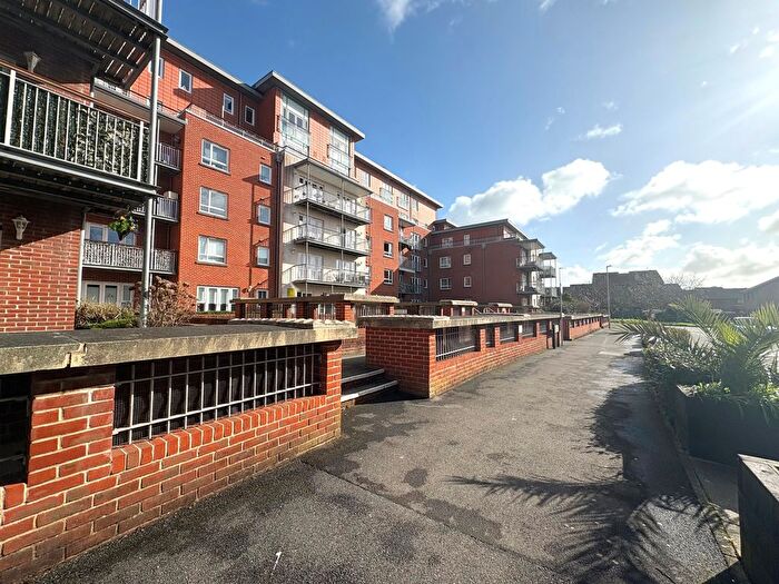 2 Bedroom Flat To Rent In Avenel Way, Poole, BH15