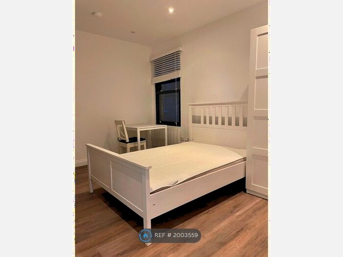 Studio To Rent In North Finchley, London, N12