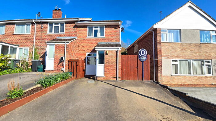2 Bedroom End Of Terrace House For Sale In Sycamore Rise, Newbury, RG14