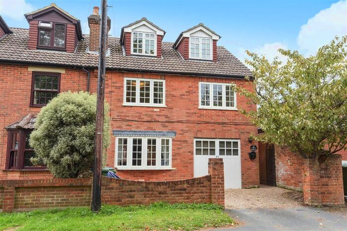 4 Bedroom Semi-Detached House To Rent In Wellington Road, Crowthorne, RG45