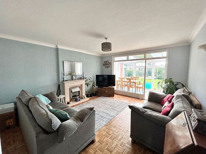 2 Bedroom Flat For Sale In Collington Avenue, Bexhill On Sea, TN39