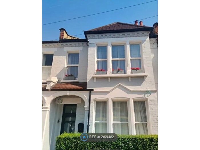 2 Bedroom Flat To Rent In London, Greater London, SW12