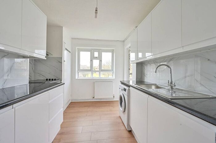 2 Bedroom Flat To Rent In Poplar Court, Wimbledon, London, SW19
