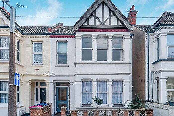 2 Bedroom Flat For Sale In Whitegate Road, Southend-On-Sea, SS1