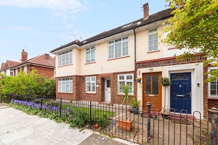 3 Bedroom Flat To Rent In Tilehurst Road, Earlsfield, SW18