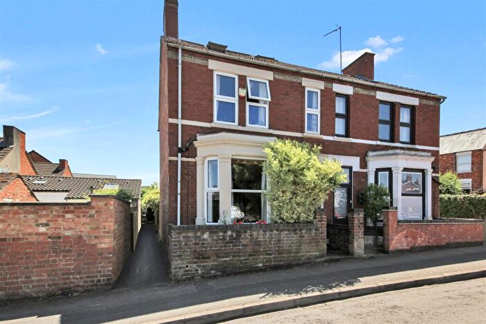4 Bedroom Semi-Detached House For Sale In Station Road, Rushden, NN10